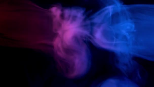 resistance of red and blue smoke patterns at dark background - Séquence, vidéo