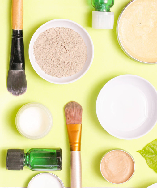 Vista superior de diferentes produtos cosméticos no fundo amarelo
 - Foto, Imagem