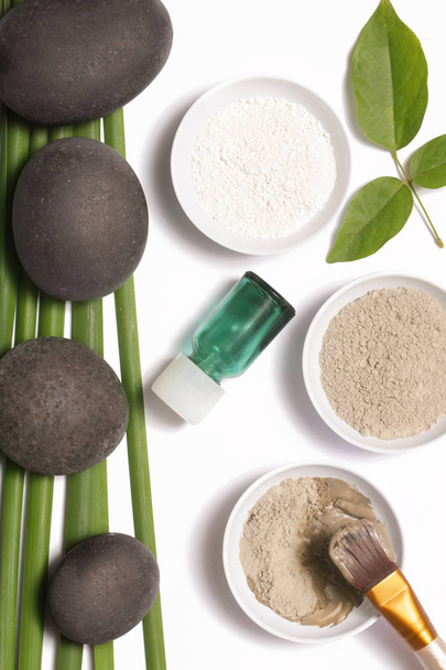 Valkoinen ja vihreä kosmeettinen savi vieressä zen kivet, luonnonkosmetiikka käsite
 - Valokuva, kuva