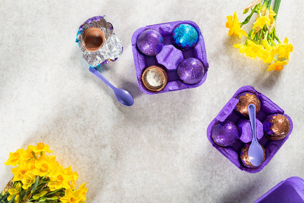 Húsvéti összetételének, csoki tojás, lágy vanília aroma mousse kitöltése és keksz darabok. Felülnézet, másol hely - Fotó, kép