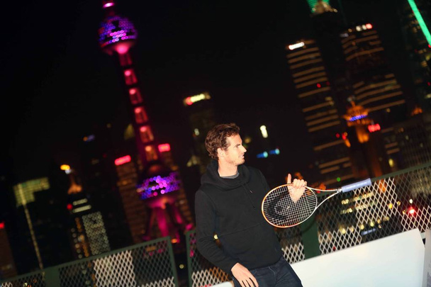 Le joueur de tennis britannique Andy Murray joue au tennis avec le joueur de tennis chinois Zhang Ze, invisible, lors d'un événement promotionnel pour le tournoi de tennis Shanghai Rolex Masters 2015 sur le toit de l'hôtel Peninsula Shanghai près du Bund à Shanghai, en Chine
,  - Photo, image
