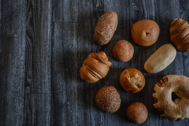 breads on wooden background - Φωτογραφία, εικόνα