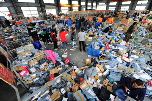 Китайські робітники сортувати посилок, більшість з яких є від онлайн покупки, на на розподіл центр з Sto Експрес в місті Taicang-Сіті, сході Китаю, провінція Цзянсу, 11 листопада 2015 - Фото, зображення