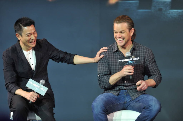 Hong Kong singer and actor Andy Lau, left, and American actor Matt Damon attend a press conference for their new movie "The Great Wall" in Beijing, china, 2 July 2015. - 写真・画像