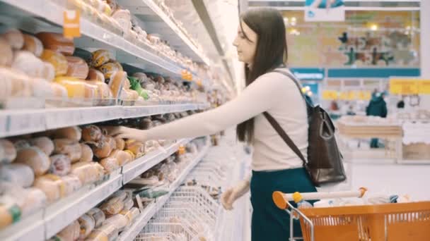 Filmación mujer compra salchicha en el supermercado
 - Imágenes, Vídeo