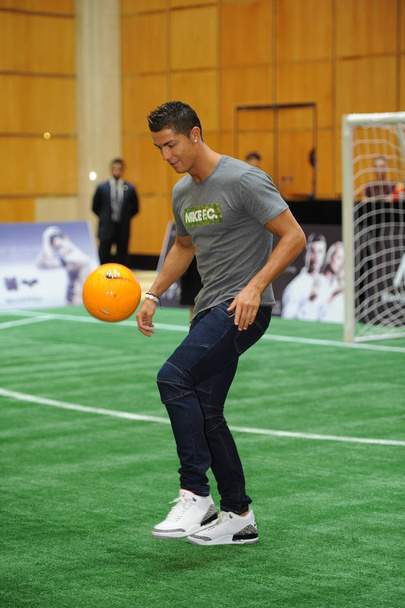 La superestrella portuguesa de fútbol Cristiano Ronaldo demuestra sus habilidades futbolísticas durante un evento de reunión de fans en Shanghái, China, 9 de julio de 2015
. - Foto, Imagen