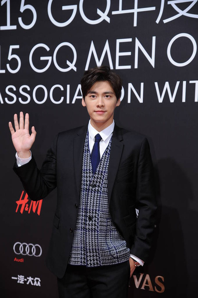 Chinese singer and actor Li Yifeng poses on the red carpet as he arrives for the 2015 GQ Men of The Year Awards ceremony in Shanghai, China, 15 September 2015. - Foto, Imagem