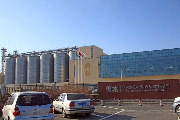 View of the factory of China Resources Snow Breweries (Jilin) in Jilin city, northeast China's Jilin province, 25 November 2014.  - Foto, Imagen