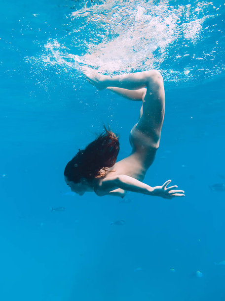 Frau taucht im Meer, Unterwasser im tropischen Ozean - Foto, Bild