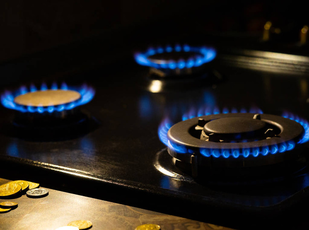 Gas natural ardiendo llamas azules sobre fondo negro
 - Foto, Imagen