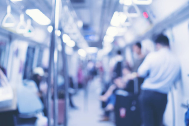 Imagen de desenfoque abstracto de personas dentro del tren de metro Mass Rapid Transit (MRT), Singapur
 - Foto, Imagen