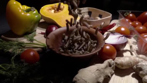 Ωμά ζυμαρικά καφέ φόντο έννοια των τροφίμων - Πλάνα, βίντεο