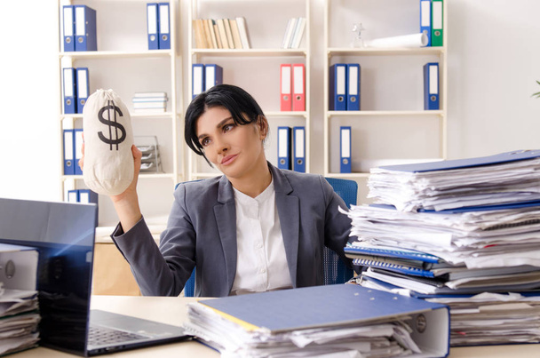 Middle aged businesslady unhappy with excessive work  - Foto, Imagem