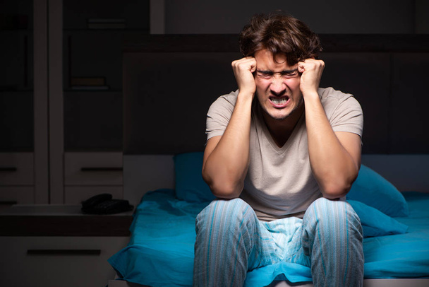 Mann kann wegen Lärm nicht schlafen Nachbar - Foto, Bild