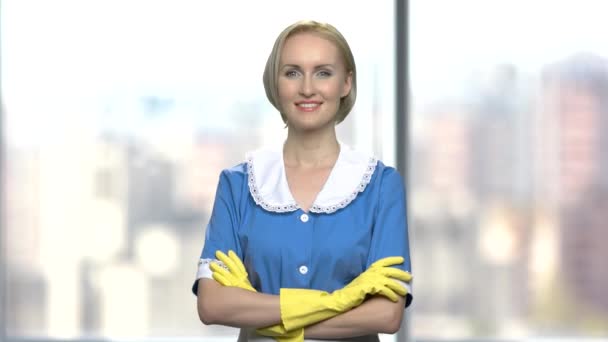 Portrait de belle femme de ménage blonde en uniforme
. - Séquence, vidéo