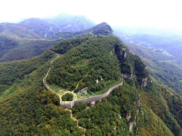 2015 年 9 月 17 日中国中部の河南省鞏義市シンジョン町 Yangshugou 村の山に明王朝 (1368 年-1644 年) の古代の石の壁の空撮 - 写真・画像