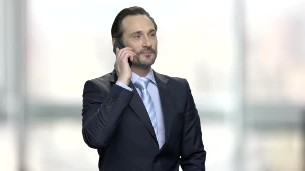 Příjemný kavkazské podnikatel mluví o mobilní pone. - Záběry, video