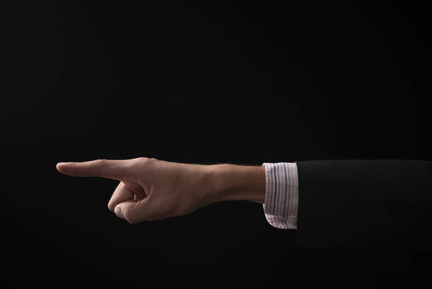 рука делового человека эмоции на черном фоне
 - Фото, изображение