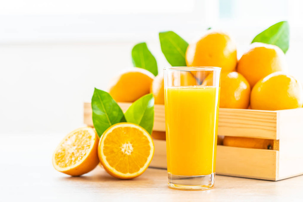 Świeży sok pomarańczowy dla napojów w szklanych na drewnianym stole - zdrowe jedzenie koncepcja - Zdjęcie, obraz