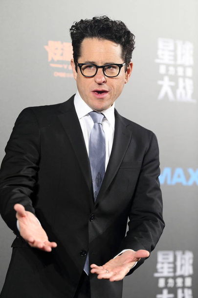 American director J. J. Abrams poses during a premiere for his movie "Star Wars: The Force Awakens" in Shanghai, China, 27 December 2015. - Foto, afbeelding