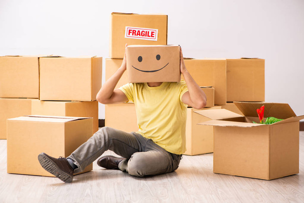 Счастливый человек с коробкой вместо головы  - Фото, изображение