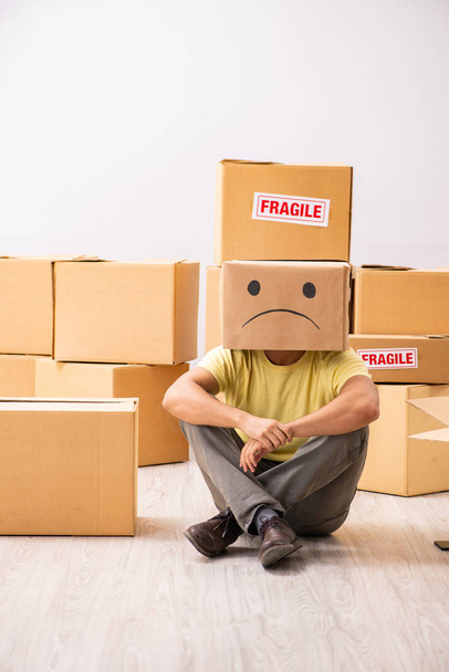 Un hombre infeliz con caja en lugar de su cabeza
  - Foto, Imagen