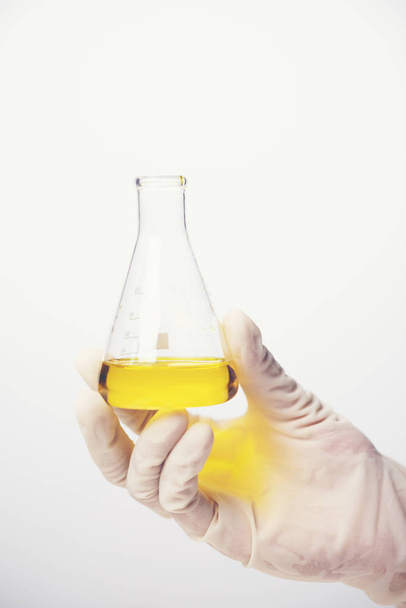 Chemische vloeistof in glaswerk science lab op witte achtergrond - Foto, afbeelding