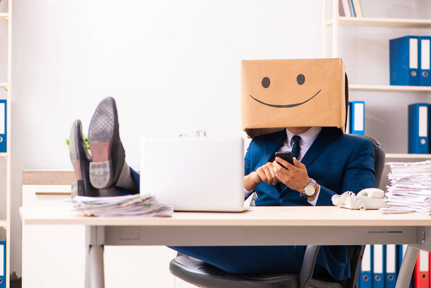 Щасливий працівник чоловіка з коробкою замість голови
 - Фото, зображення