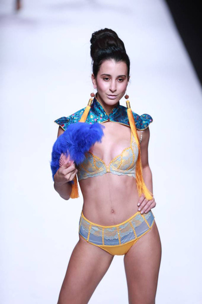 A model displays a new creation at the fashion show of Chinese lingerie brand Yalanka during the Shanghai Fashion Week Spring/Summer 2016 in Shanghai, China, 17 October 2015. - Foto, afbeelding