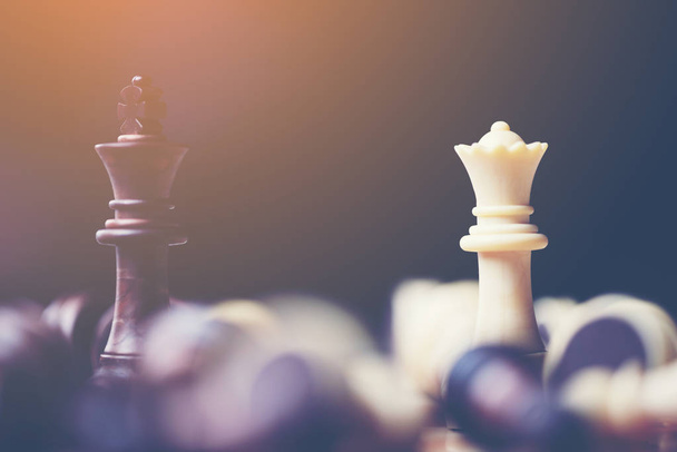 шахматная настольная игра для идей и конкуренции и стратегии, концепция успеха бизнеса - Фото, изображение