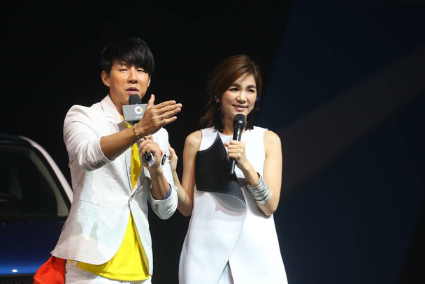 Singer and actress Ella Chen Chia-hwa of Taiwanese girl group S.H.E, right, reacts at a launch event for new SMART cars in Taipei, Taiwan, 2 July 2015. - Foto, immagini