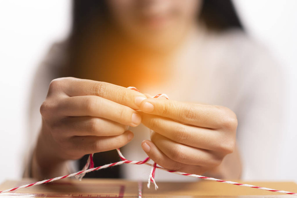 Closeup χέρι μικρά Ασίας έφηβος ιδιοκτήτη επιχειρήσεων γυναίκα δένοντας ένα σκοινί προετοιμασία πακέτο προϊόντος με εξοπλισμό γραφείου, online αγορές, επιχειρηματίας και αντίληψη ζωής στυλ άλφα γενιά - Φωτογραφία, εικόνα