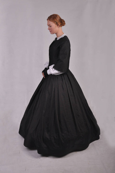 Βικτωριανή γυναίκα στο μαύρο φόρεμα - Φωτογραφία, εικόνα