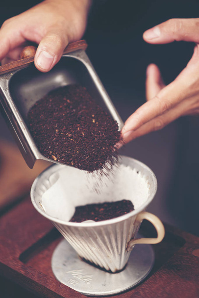 Hacer café elaborado a partir del estilo de goteo de filtro al vapor
. - Foto, imagen