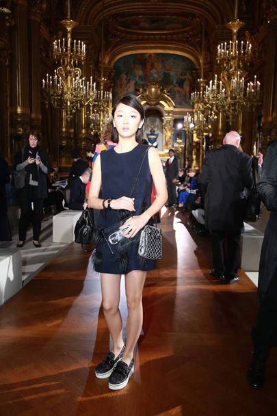 Κινέζα ηθοποιός Zhou Dongyu θέτει στην επίδειξη μόδας Stella Mccartney κατά την 2015 φθινόπωρο/χειμώνας Παρίσι εβδομάδα μόδας στο Παρίσι, Γαλλία, 9 Μαρτίου 2015.    - Φωτογραφία, εικόνα