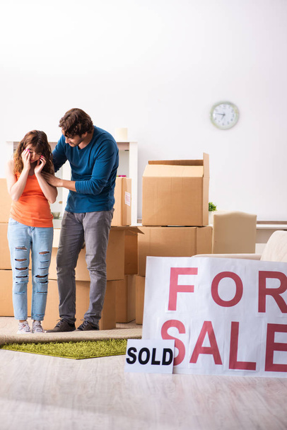 Mladá rodina nabízí dům na prodej a stěhování - Fotografie, Obrázek