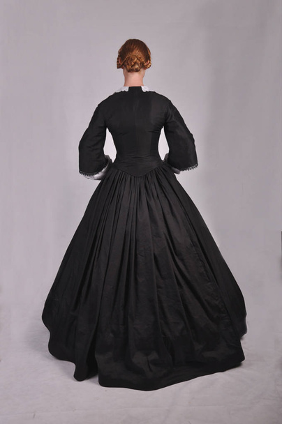 Βικτωριανή γυναίκα στο μαύρο φόρεμα - Φωτογραφία, εικόνα