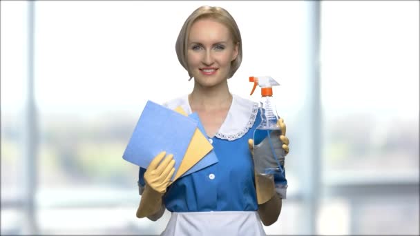 洗剤と清掃用ウエスを示す笑顔の女性. - 映像、動画