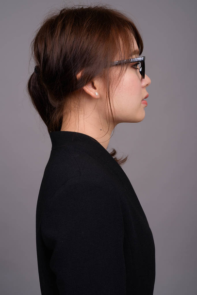 Profile view of young beautiful Asian businesswoman - Foto, Imagen