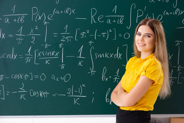Młodych kobiet student przed chalkboard - Zdjęcie, obraz