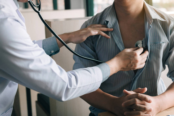 Asijské doktor používá fonendoskop poslechnout srdce staršího pacienta. - Fotografie, Obrázek