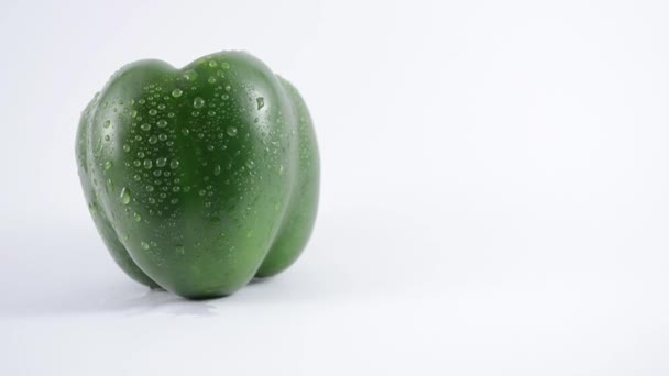 πράσινη πιπεριά ενάντια στο λευκό - γερανός επάνω - Πλάνα, βίντεο
