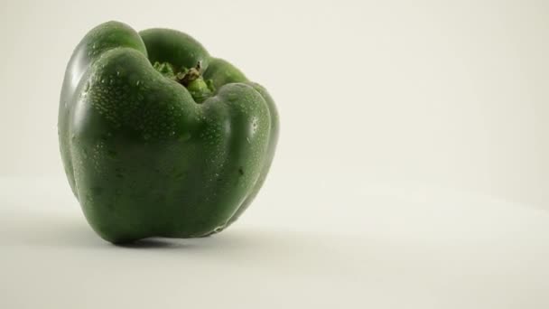 roterende groene peper tegen Wit - kraan omhoog - Video