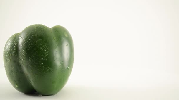 Περιστρεφόμενες πράσινο πιπέρι κατά λευκό - γερανός κάτω - Πλάνα, βίντεο