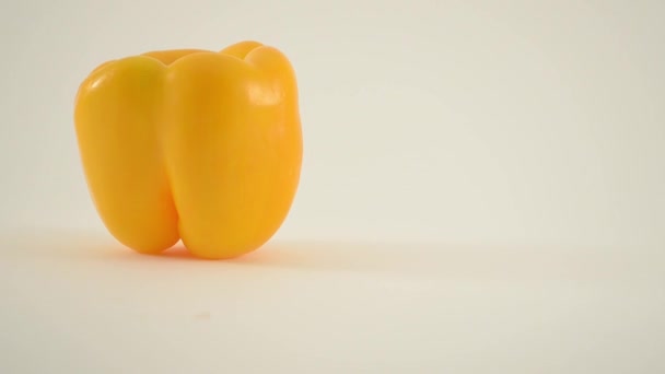 žlutá paprika proti bílé - jeřáb se - Záběry, video