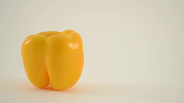 žlutá paprika proti bílé - jeřáb dolů - Záběry, video