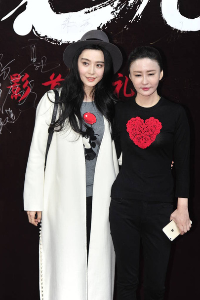 Chinese actress Fan Bingbing, left, and director Li Yu arrive on the red carpet for the premiere of the movie "Mr. Six" in Beijing, China, 20 December 2015. - Foto, Imagem