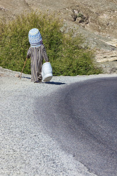 καλάθι πωλητή στο Μαρόκο αγροτικής. - Φωτογραφία, εικόνα