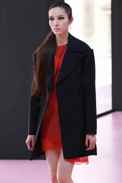 Una modelo muestra una nueva creación en el desfile de moda Christian Dior durante la Semana de la Moda de París de otoño / invierno 2015 en París, Francia, 6 de marzo de 2015
. - Foto, imagen