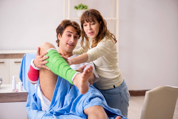 Loving wife looking after injured husband in hospital  - 写真・画像